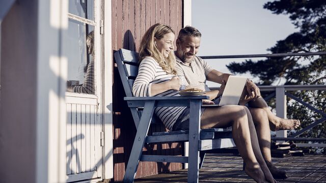 Vacation house couple laptop
